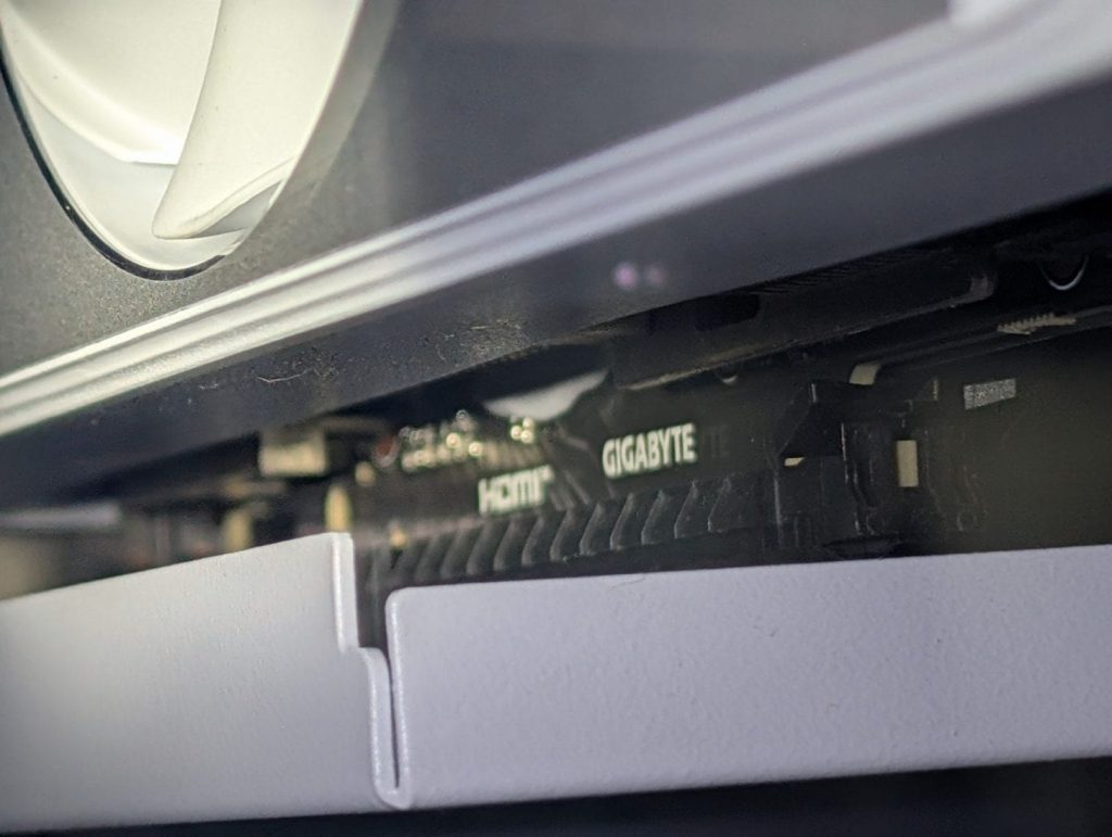 نشت خمیر حرارتی در کارت‌های گرافیک Gigabyte