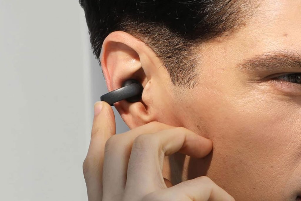 ایرفون بلوتوثی Soundcore AeroClip A3388 برای خرید بهترین هندزفری برای موتورسواران